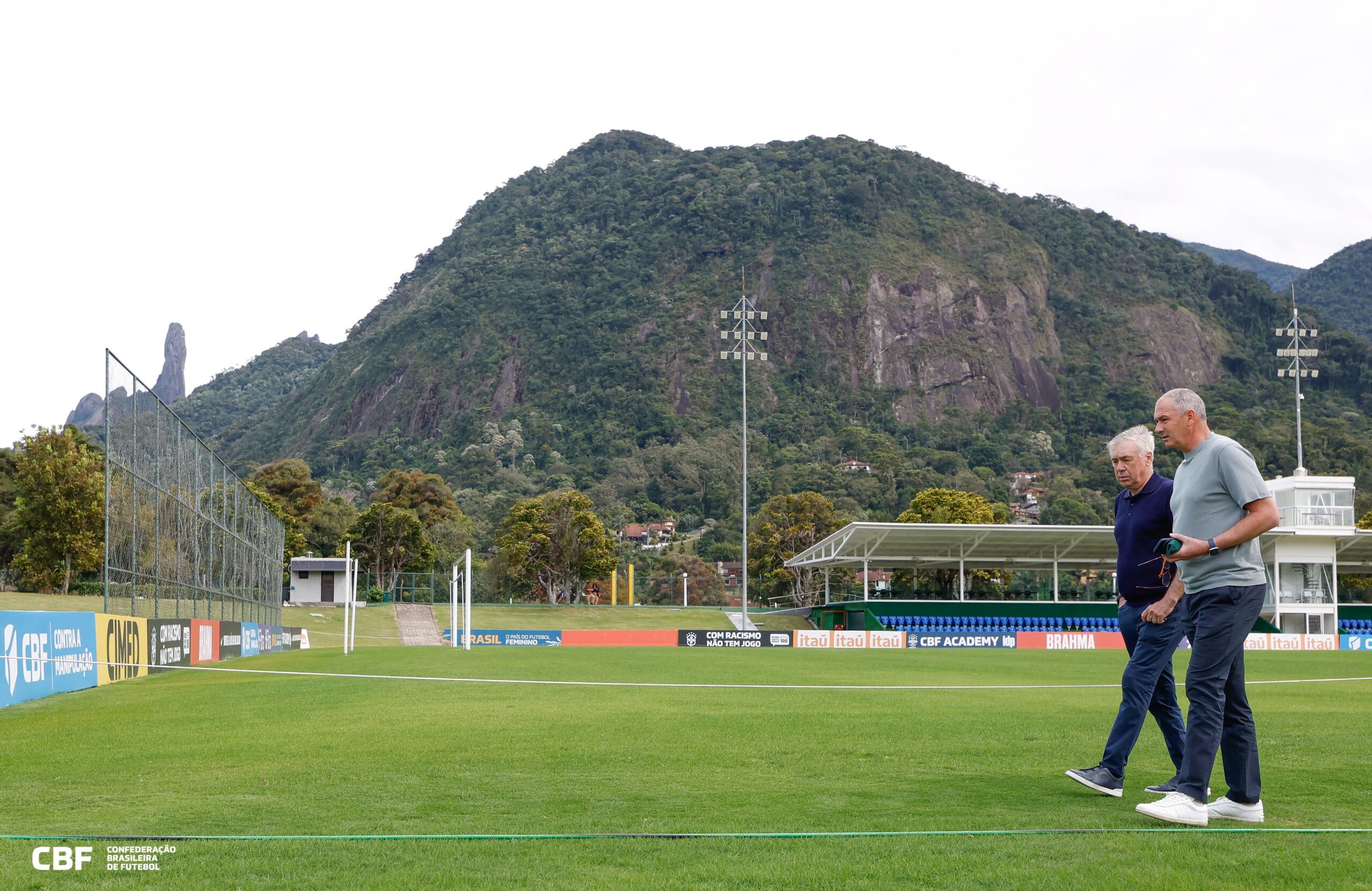 Ancelotti conhece estruturas da Granja Comary