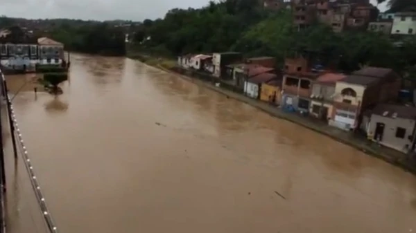 Rio Subaé transborda após chuvas em Santo Amaro