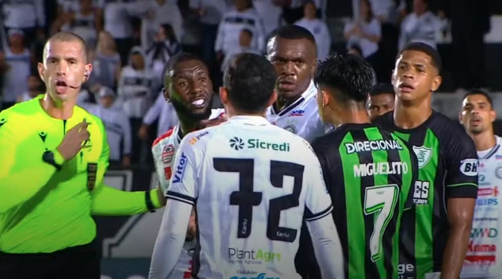 Jogador do América-MG é preso em flagrante por injúria racial