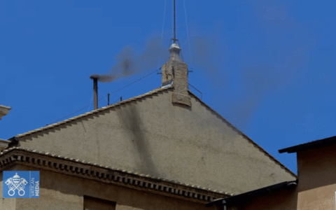 Imagem do post Conclave: Vaticano tem fumaça preta após nova votação