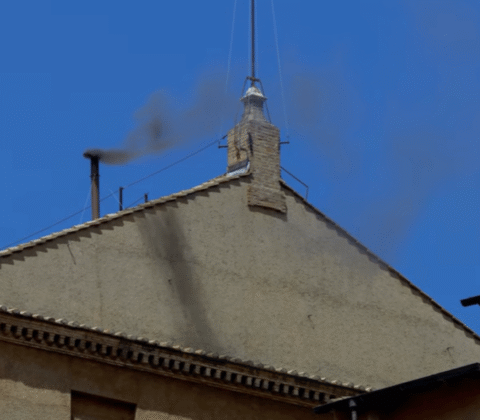 Imagem do post Conclave: Vaticano tem fumaça preta após nova votação