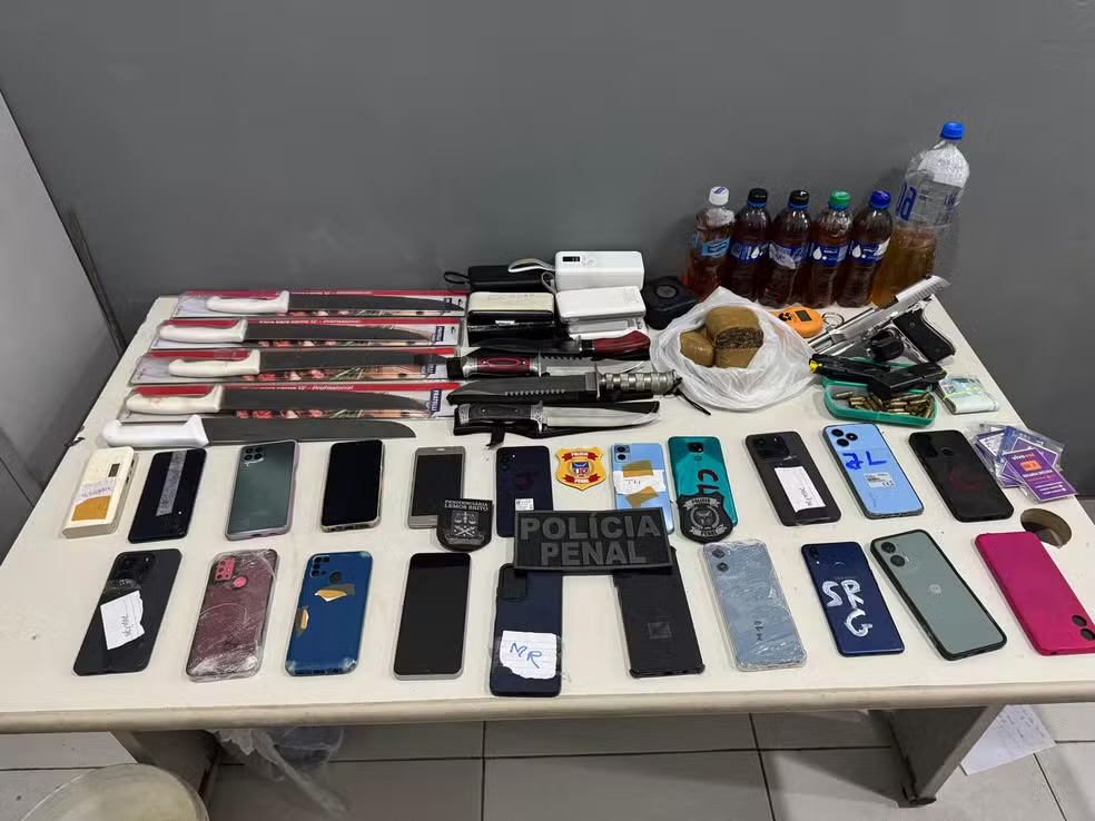 Prestador de serviço é preso ao tentar entrar com 24 celulares e 12 facas em presídio de Salvador