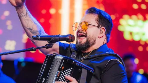Marrone sofre acidente e cai do palco durante show