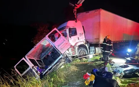 Imagem do post Nove pessoas morrem e 10 ficam feridas em batida entre carreta e micro-ônibus