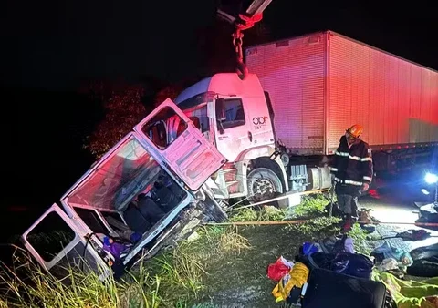 Imagem do post Nove pessoas morrem e 10 ficam feridas em batida entre carreta e micro-ônibus