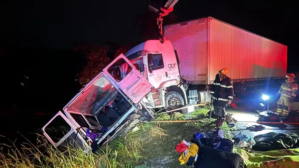 Nove pessoas morrem e 10 ficam feridas em batida entre carreta e micro-ônibus