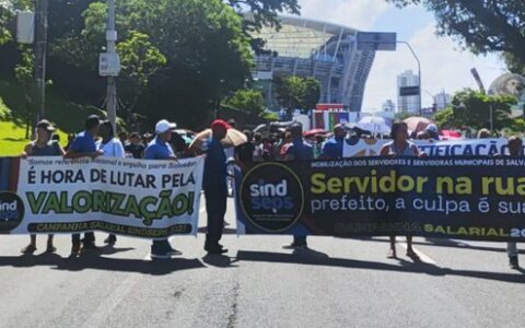 Imagem do post Em campanha salarial, servidores de Salvador travam trânsito no Dique do Tororó