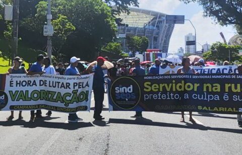 Imagem do post Em campanha salarial, servidores de Salvador travam trânsito no Dique do Tororó