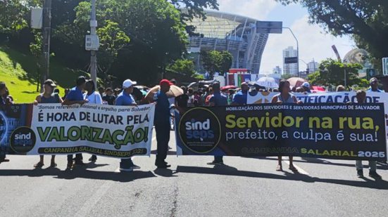 Em campanha salarial, servidores de Salvador travam trânsito no Dique do Tororó