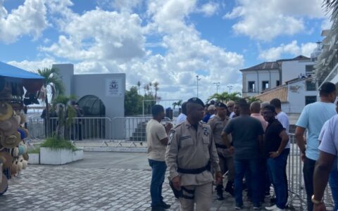 Imagem do post Em dia de votação polêmica, Câmara de Salvador blinda prédio com barricada