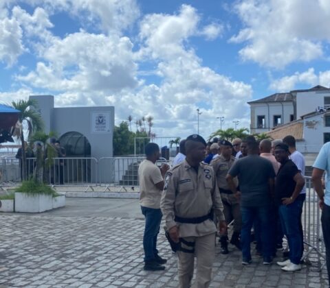 Imagem do post Em dia de votação polêmica, Câmara de Salvador blinda prédio com barricada