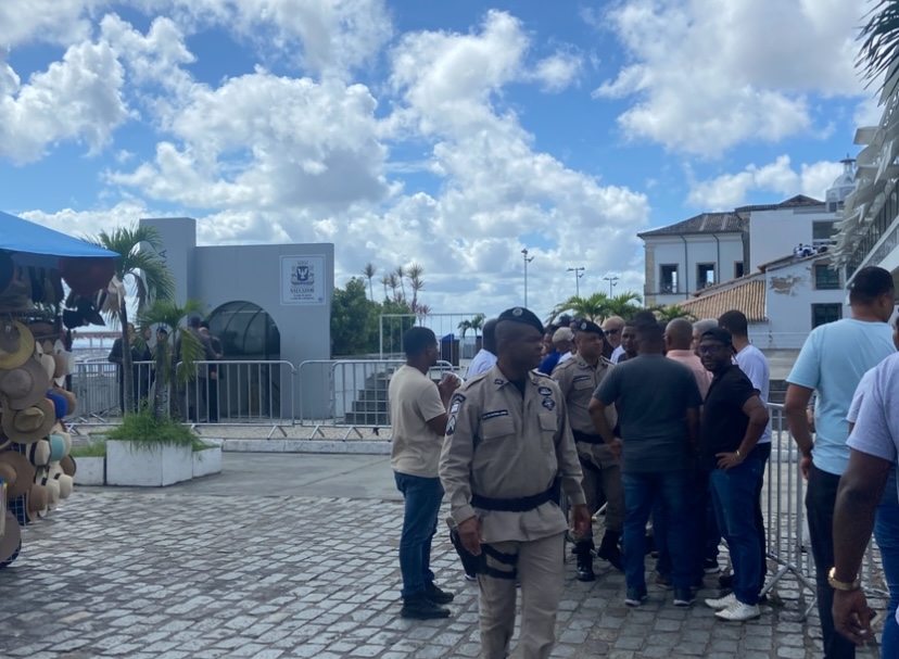 Em dia de votação polêmica, Câmara de Salvador blinda prédio com barricada