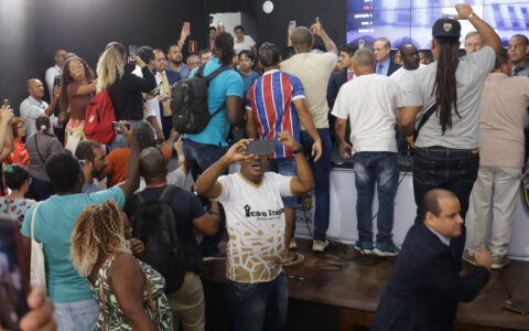 Imagem do post Após invasão, vereadores aprovam reajuste salarial dos servidores a portas fechadas