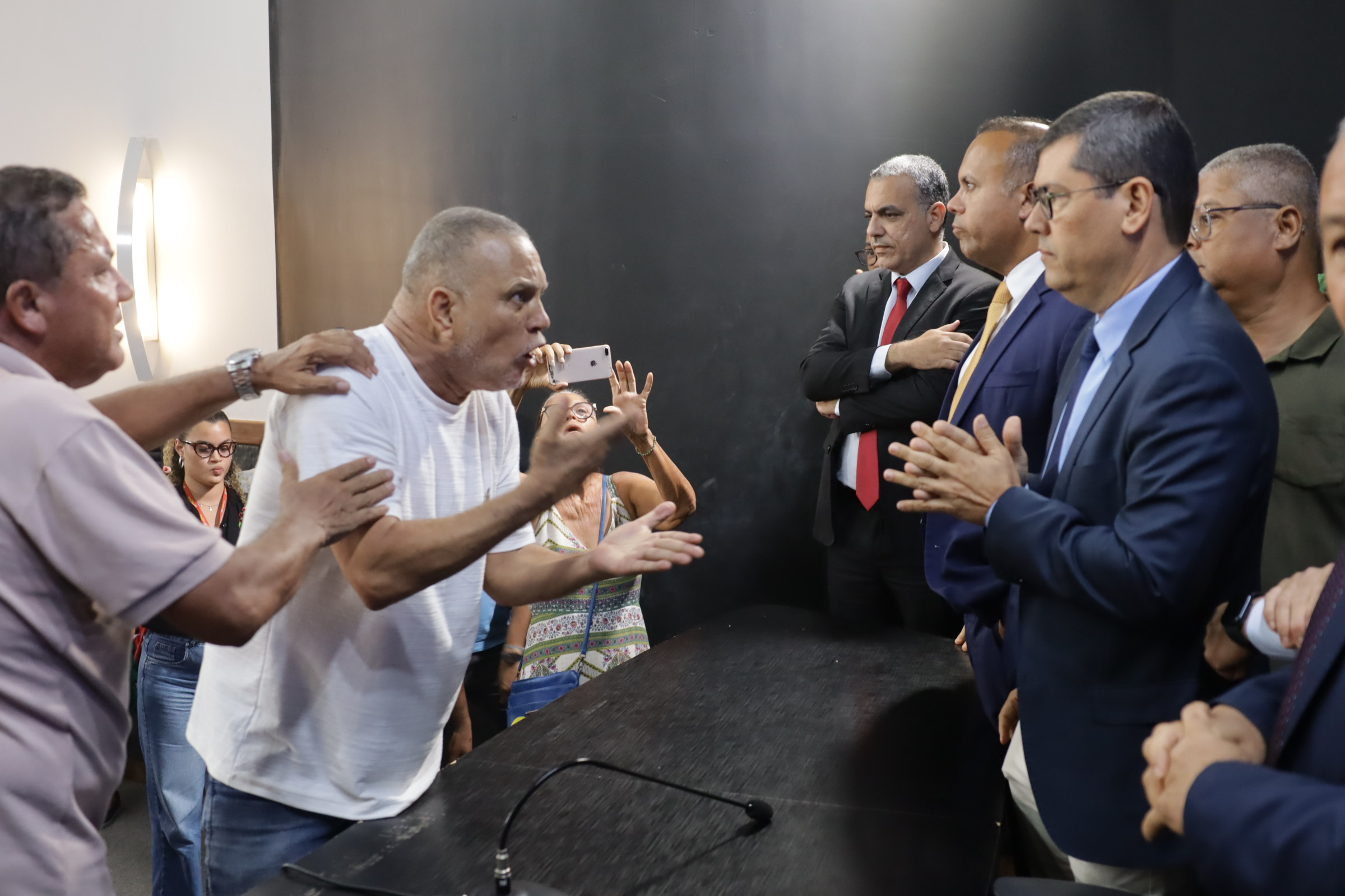 Invasão na Câmara: veja o que dizem vereadores sobre o caso