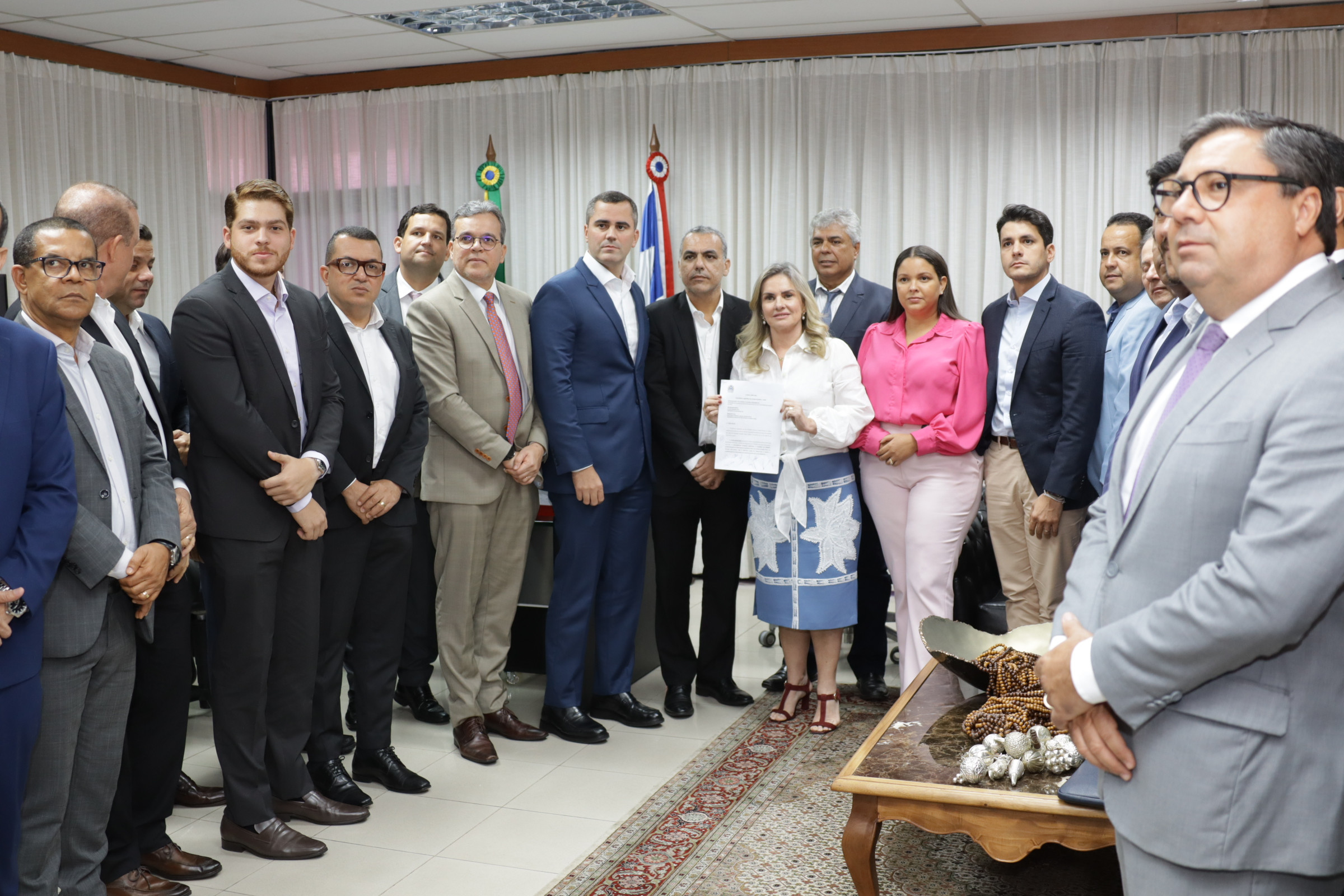 Vereadores entregam à Alba representação contra Hilton Coelho após invasão na Câmara
