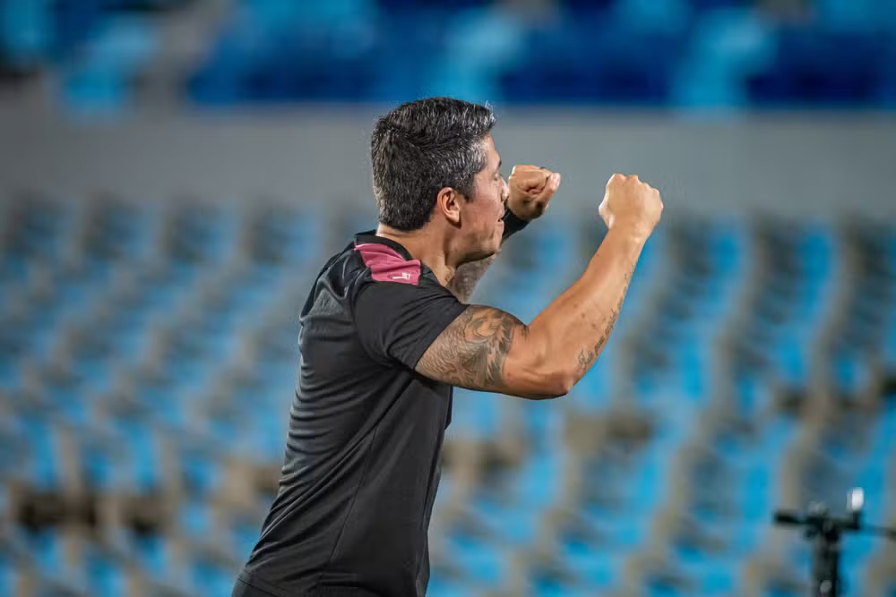 “Feliz por estar vivo na competição”, diz Carpini após Vitória vencer na Sula