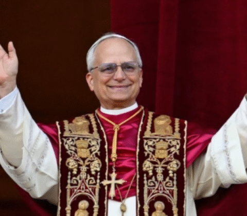 Imagem do post Novo Papa Leão XIV faz primeiro discurso e clama por paz global