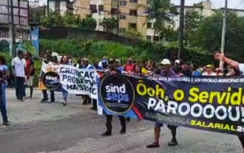 Imagem do post Servidores de Salvador protestam na Avenida Tancredo Neves e travam trânsito