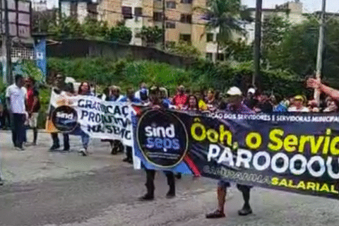 Imagem do post Servidores de Salvador protestam na Avenida Tancredo Neves e travam trânsito