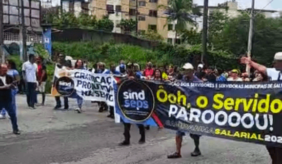 Servidores de Salvador protestam na Avenida Tancredo Neves e travam trânsito