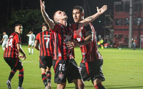 Imagem do post Vitória protagoniza virada com um a menos e derrota Vasco no Barradão
