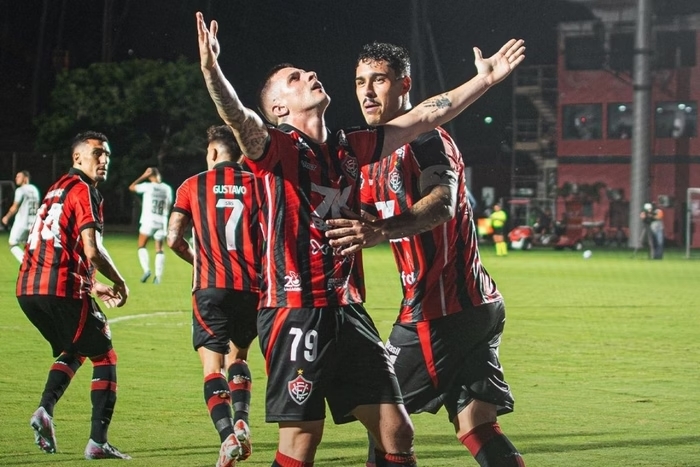 Vitória protagoniza virada com um a menos e derrota Vasco no Barradão