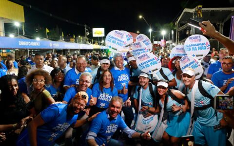 Imagem do post Micareta de Feira: Jerônimo desfila no Bloco Zero Hora ao lado de profissionais da imprensa