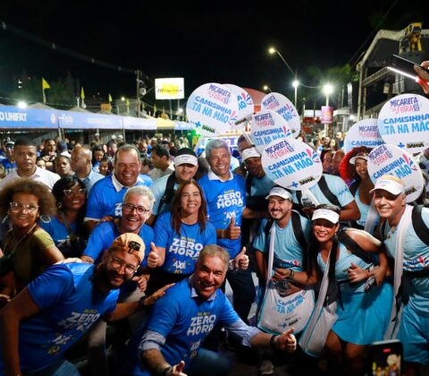 Imagem do post Micareta de Feira: Jerônimo desfila no Bloco Zero Hora ao lado de profissionais da imprensa