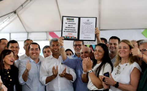 Imagem do post Jerônimo entrega milho, tanques-pipa e máquinas na região de Irecê