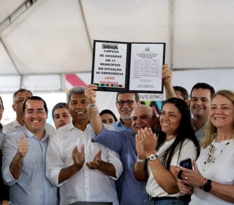 Imagem do post Jerônimo entrega milho, tanques-pipa e máquinas na região de Irecê