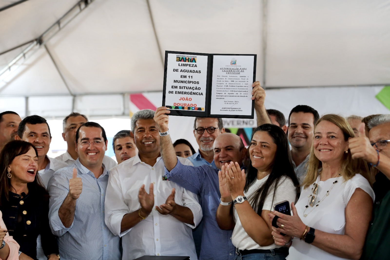 Jerônimo entrega milho, tanques-pipa e máquinas na região de Irecê