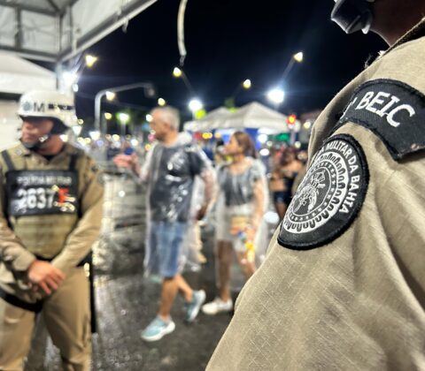 Imagem do post Debaixo de chuva, 2º dia da Micareta de Feira tem público três vezes menor