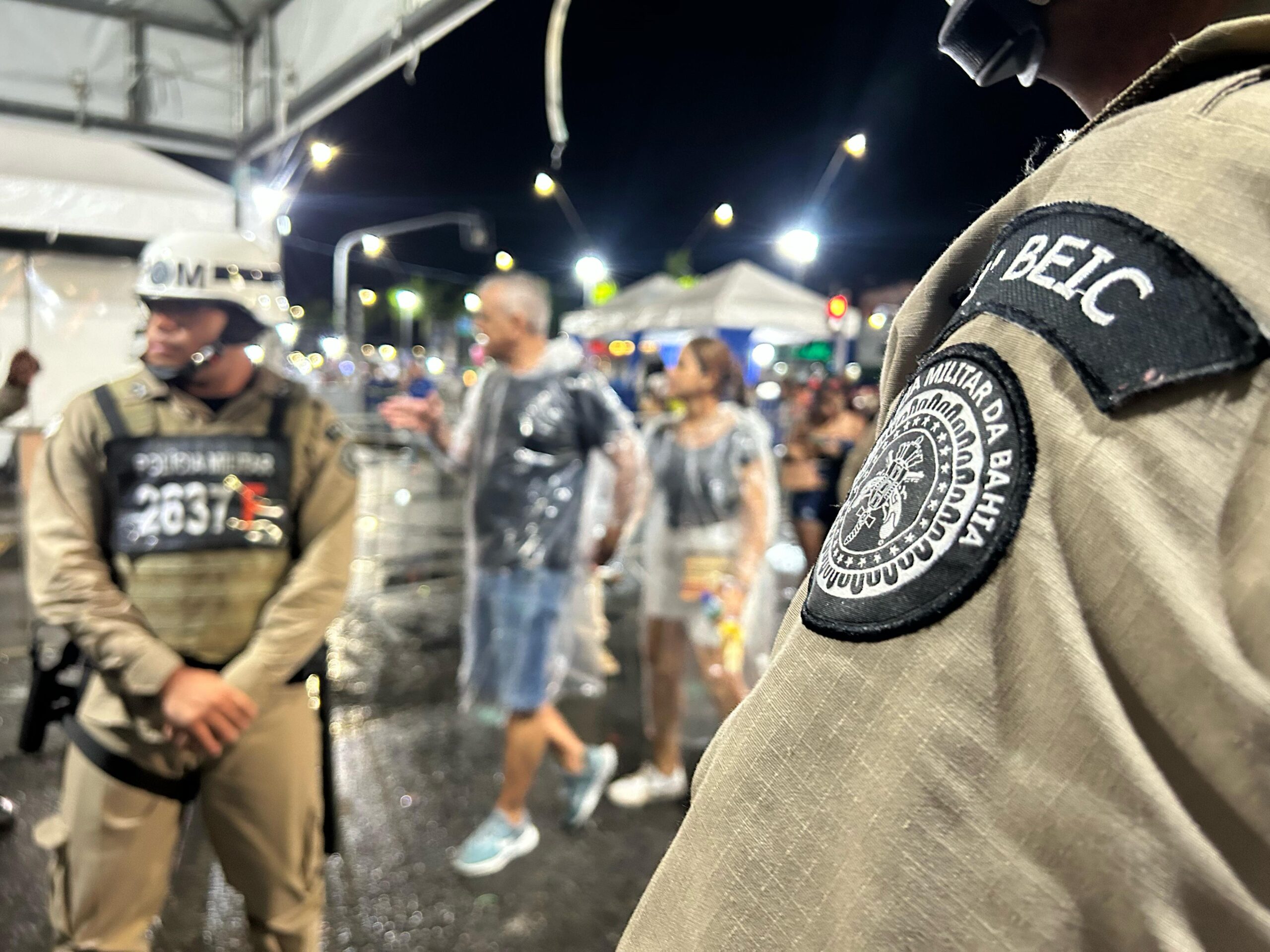 Debaixo de chuva, 2º dia da Micareta de Feira tem público três vezes menor