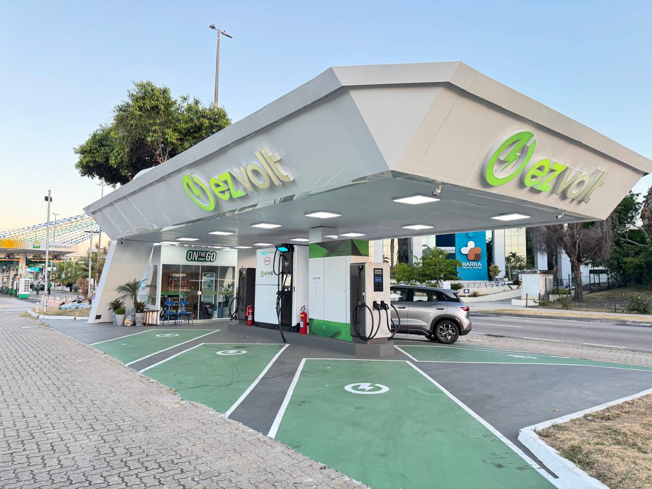 BYD lança maior rede de recarga de veículos elétricos do Brasil com EZVolt e Tupi