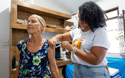 Imagem do post Camaçari intensifica vacinação contra Influenza em pessoas com dificuldade de locomoção