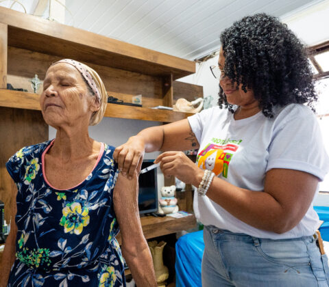 Imagem do post Camaçari intensifica vacinação contra Influenza em pessoas com dificuldade de locomoção