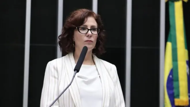 Moraes converte prisão de Carla Zambelli de preventiva para definitiva