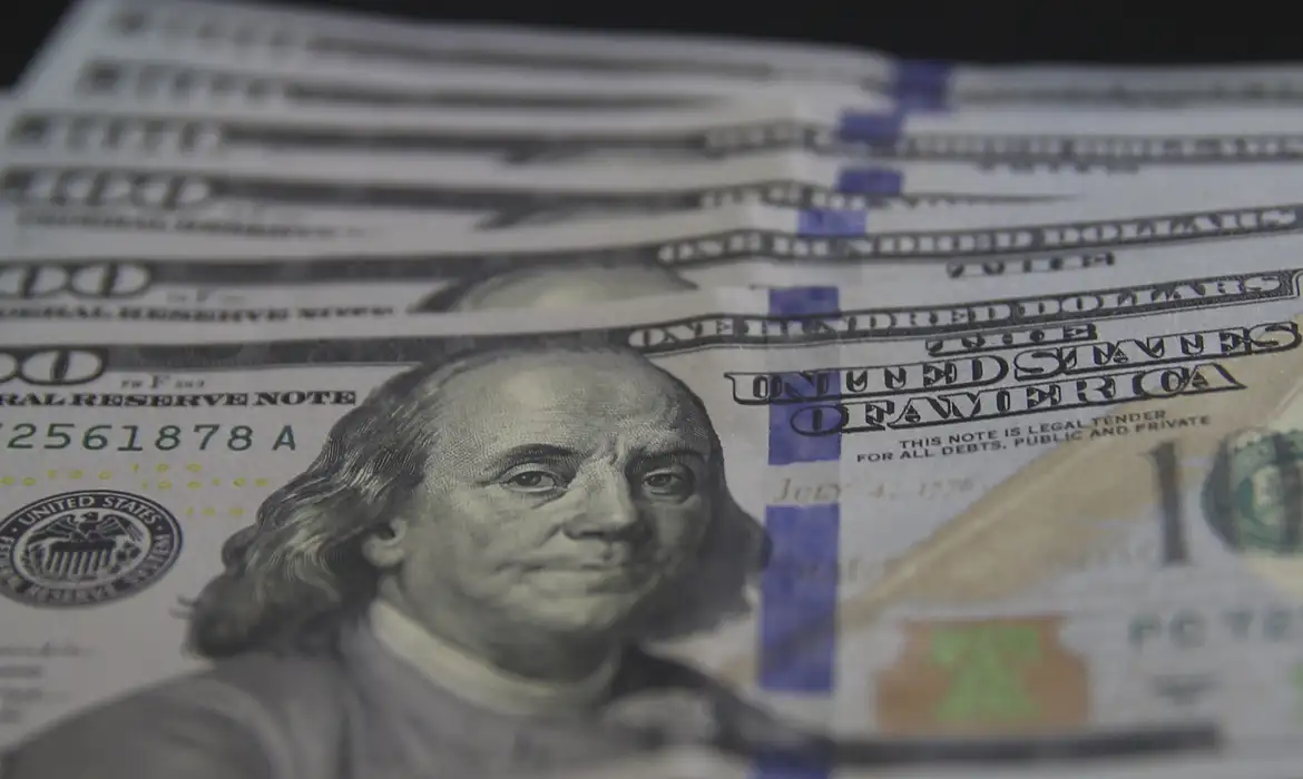 Dólar ultrapassa os R$ 5,70 à espera de juros nos EUA e no Brasil