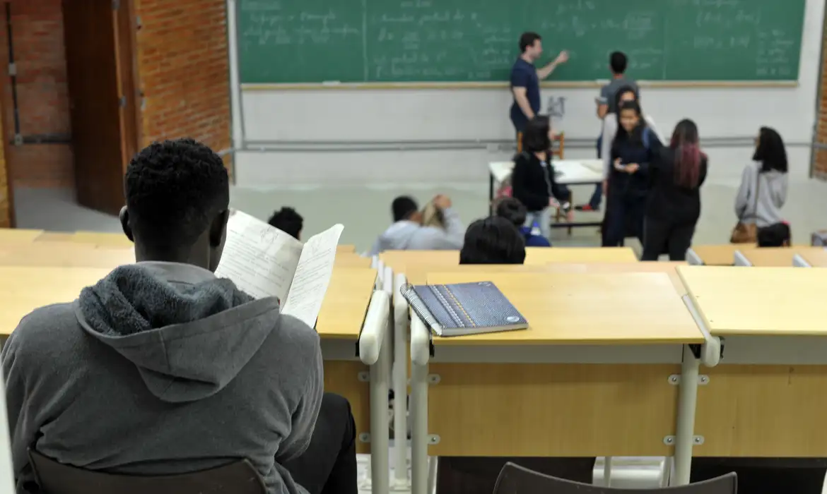 Bolsistas começam a receber pagamentos do Pé-de-Meia Licenciaturas