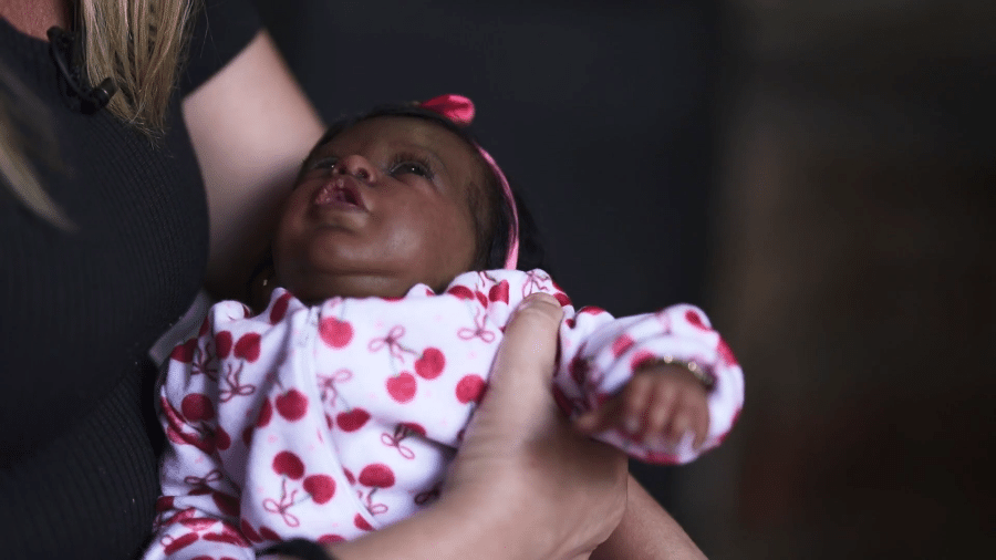 Ex-casal briga na justiça por guarda de bebê reborn; entenda o caso