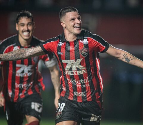 Imagem do post Kayzer brilha na estreia, marca dois gols e revela drama antes da virada do Vitória contra o Vasco