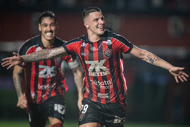 Kayzer brilha na estreia, marca dois gols e revela drama antes da virada do Vitória contra o Vasco