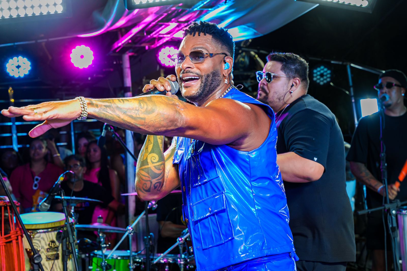 Tony Salles estreia solo na Micareta de Feira 2025 com performance marcante e público eufórico