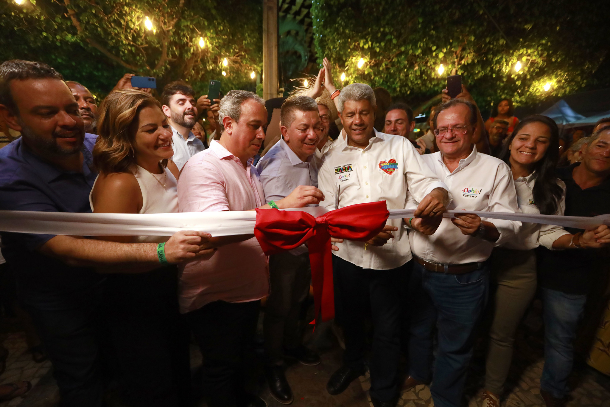 Governo Jerônimo entrega obras de infraestrutura e educação em Tanhaçu