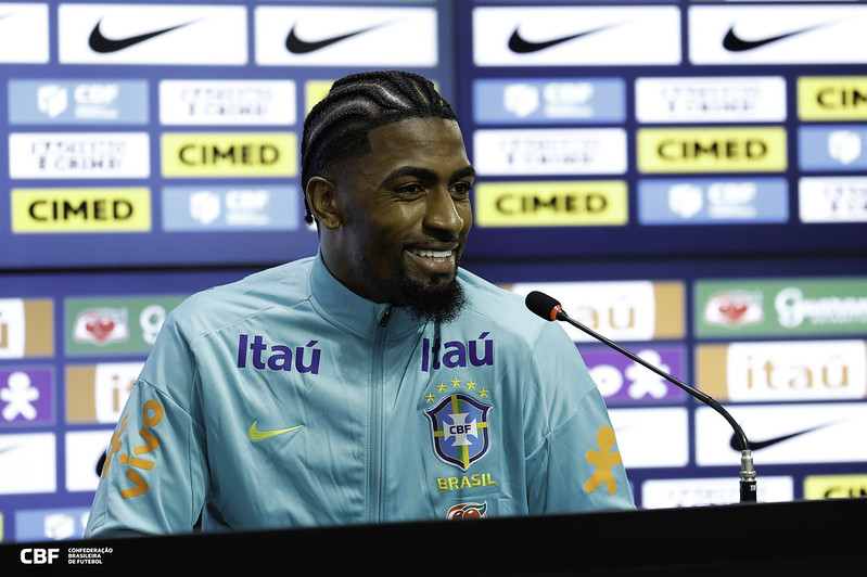 “Vim para ganhar meu espaço pouco a pouco”, diz Alexasandro sobre primeira oportunidade na Seleção