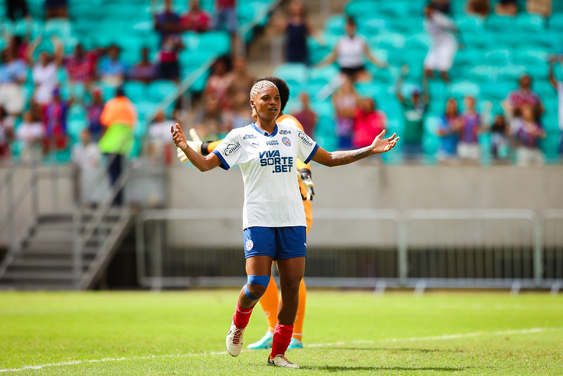 Hat-trick de Rhaizza garante triunfo do Bahia na Fonte e deixa time perto de feito histórico