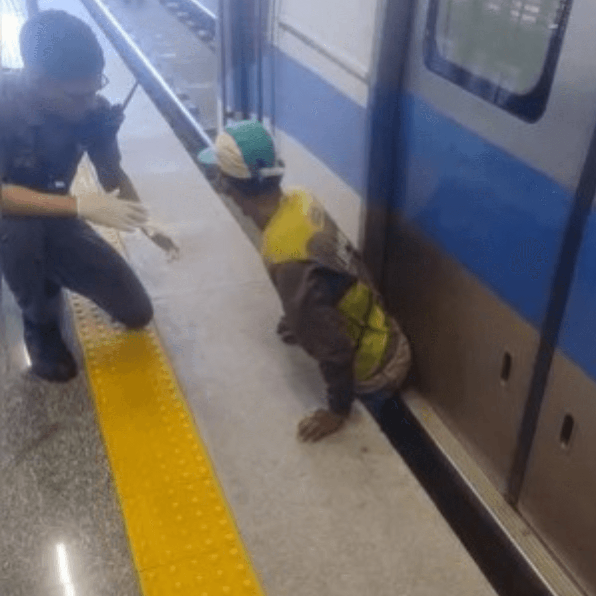 Passageiro fica prensado em metrô de Salvador após desrespeitar regras de segurança