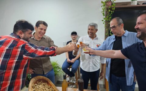 Imagem do post Aliança para 2026? Jerônimo e Zé Cocá brindam com deputados em Jequié