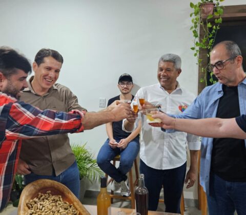 Imagem do post Aliança para 2026? Jerônimo e Zé Cocá brindam com deputados em Jequié