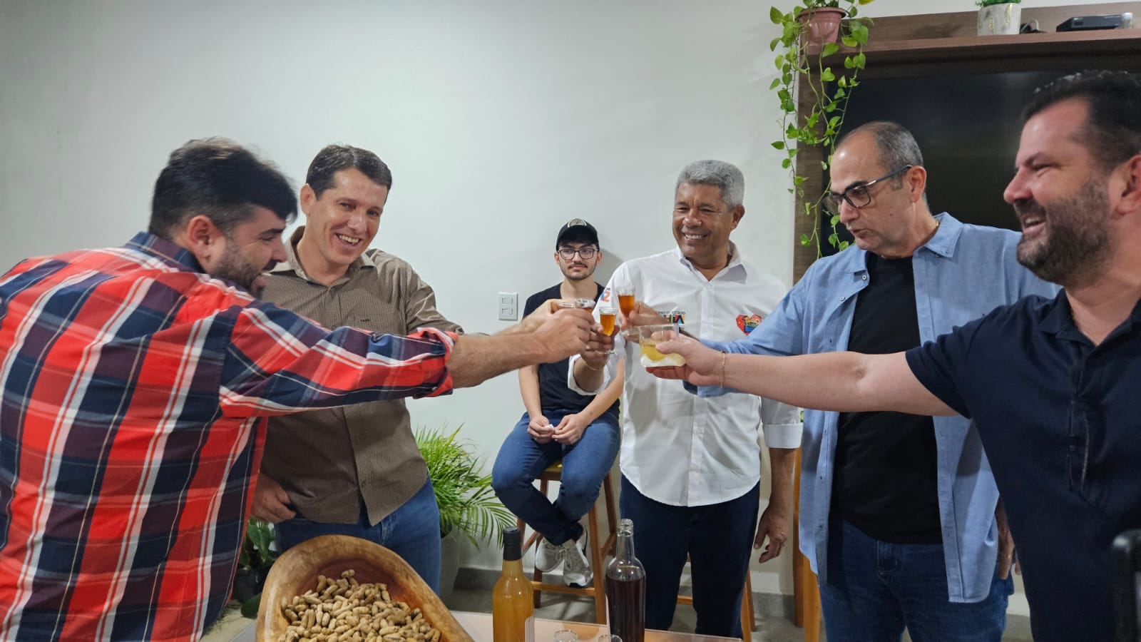 Aliança para 2026? Jerônimo e Zé Coca brindam com deputados em Jequié